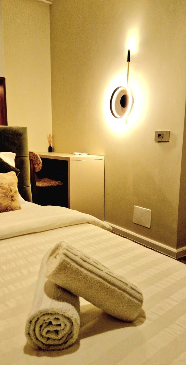 Bed, Photo of the whole room, Seating area, Bedroom, towels