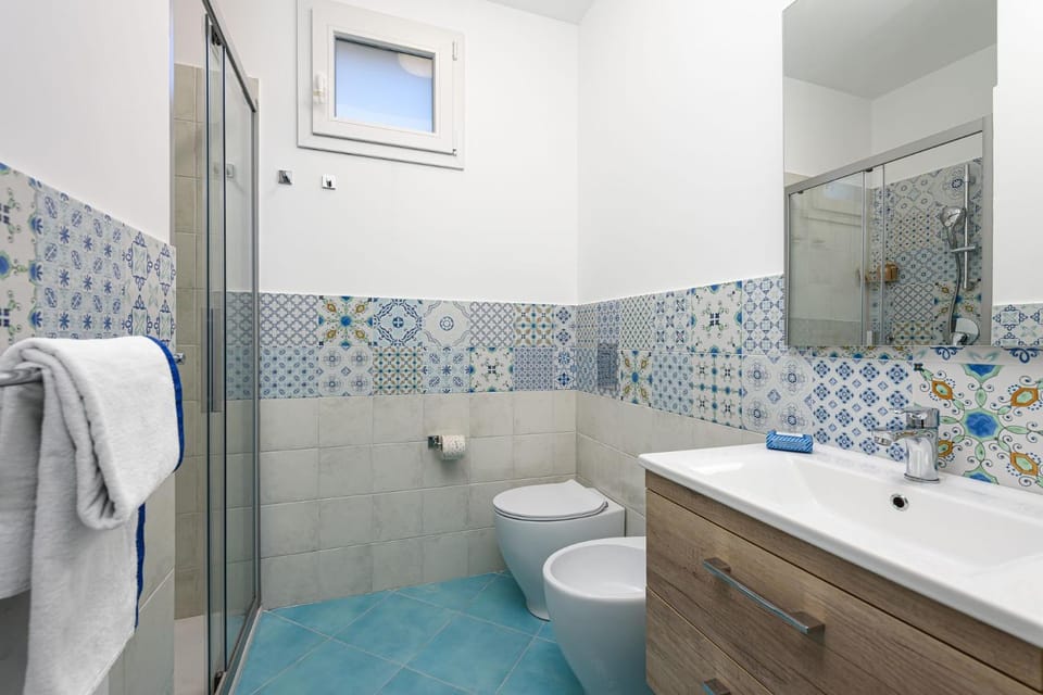 Shower, Toilet, Bathroom, bidet, towels