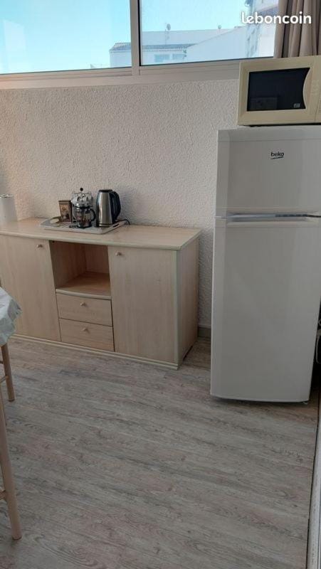 Coffee/tea facilities, oven