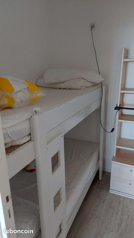 Bedroom, bunk bed