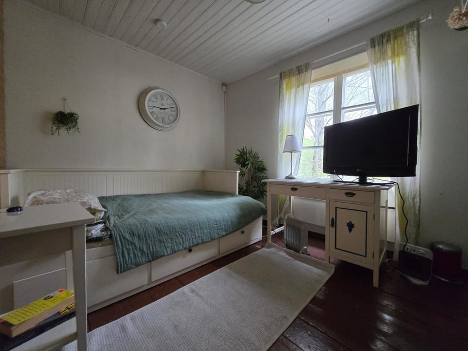 Private room in a 250 years old house Nature lodge in Helsinki