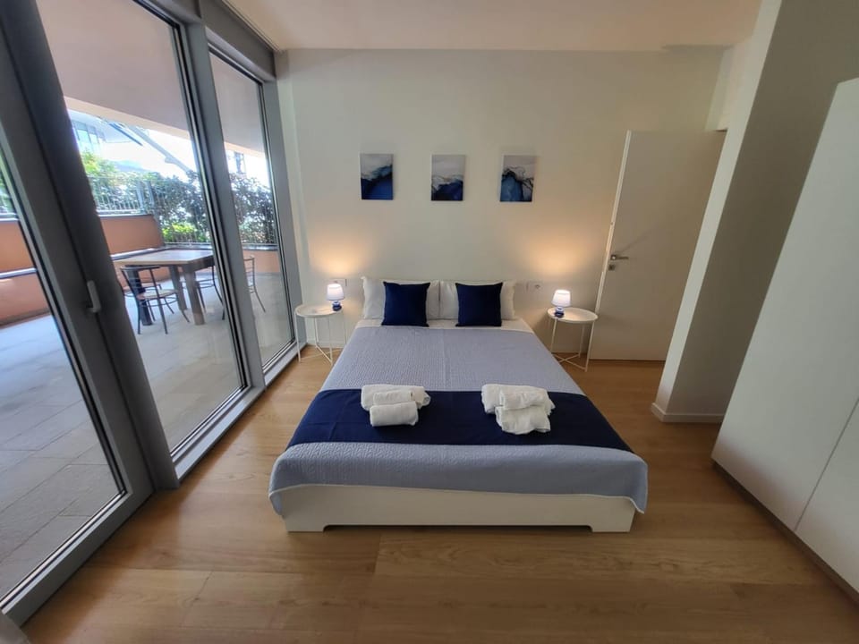 Bed, Bedroom, towels