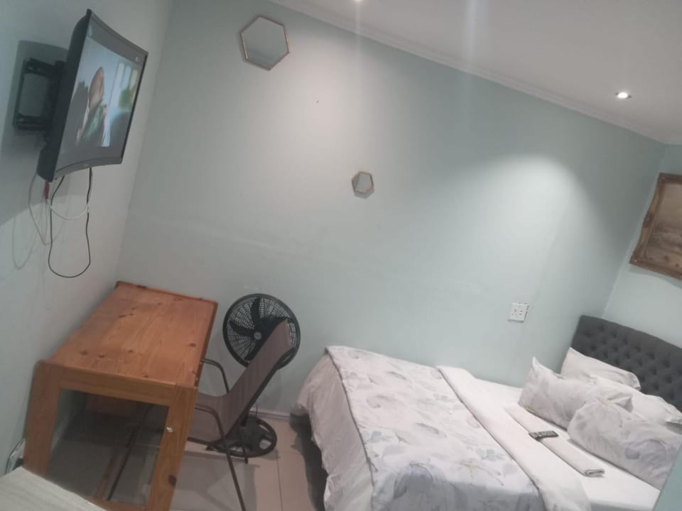 Bed, TV and multimedia, Seating area, Bedroom, towels