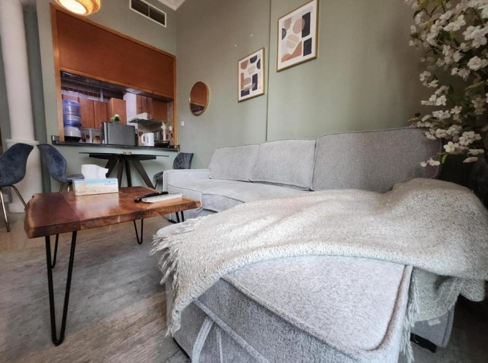 Luxury Apartment- 5 min Walking Distance Beach and 3 minutes walking distance Metro Apartment in Dubai