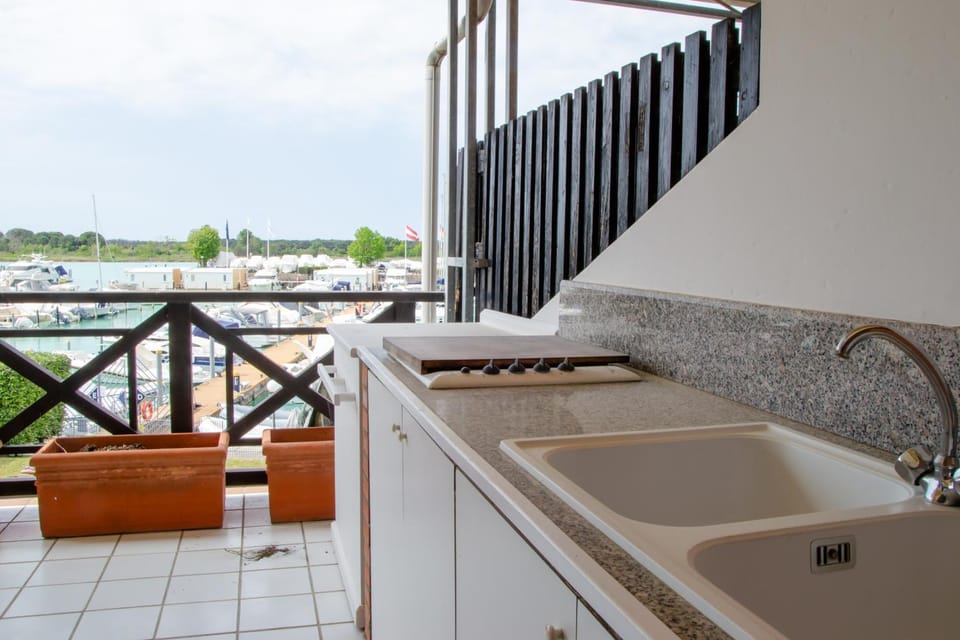View (from property/room), Balcony/Terrace, Kitchen or kitchenette