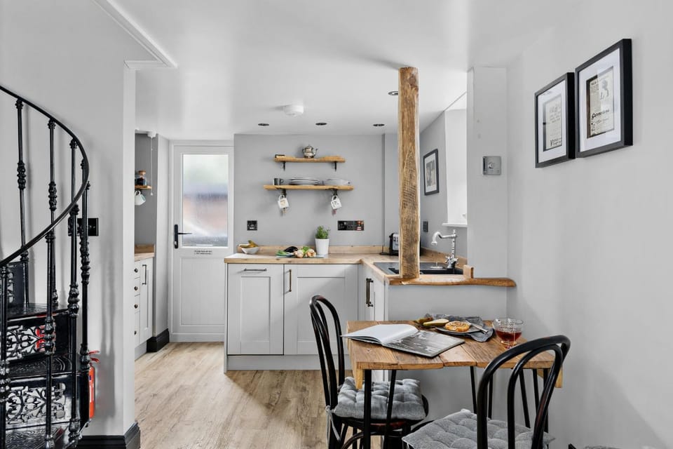 Kitchen or kitchenette, Dining area, oven, stove