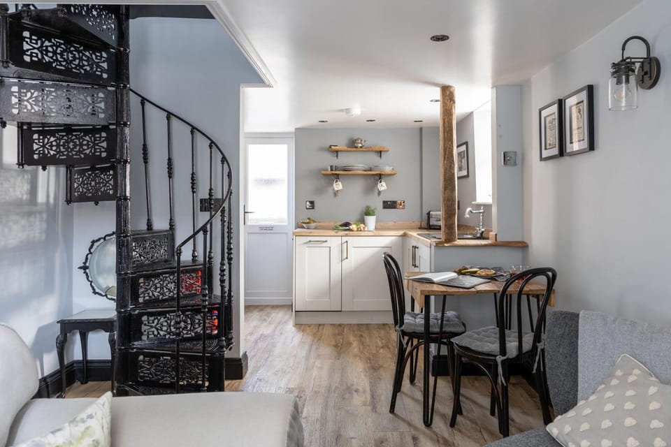 Seating area, Dining area, pet friendly