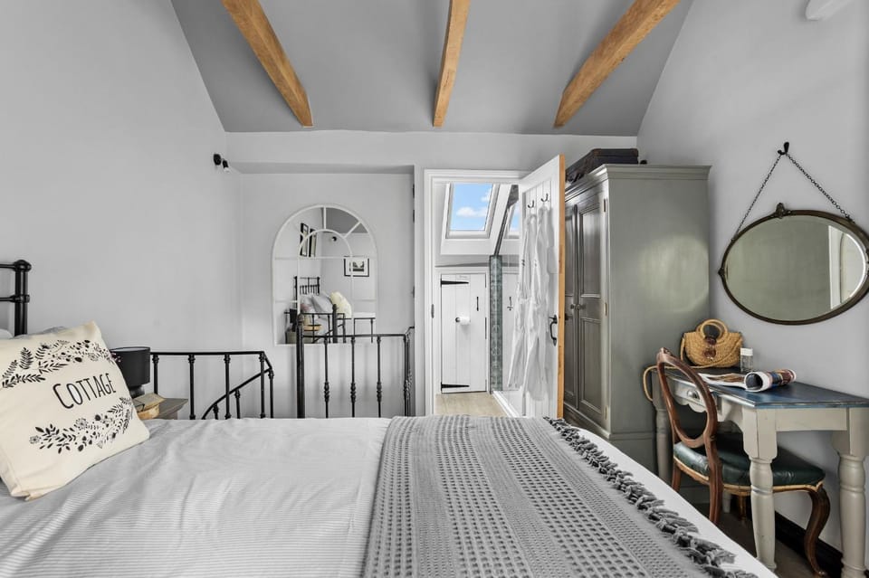 Bed, Photo of the whole room, Bedroom, wardrobe