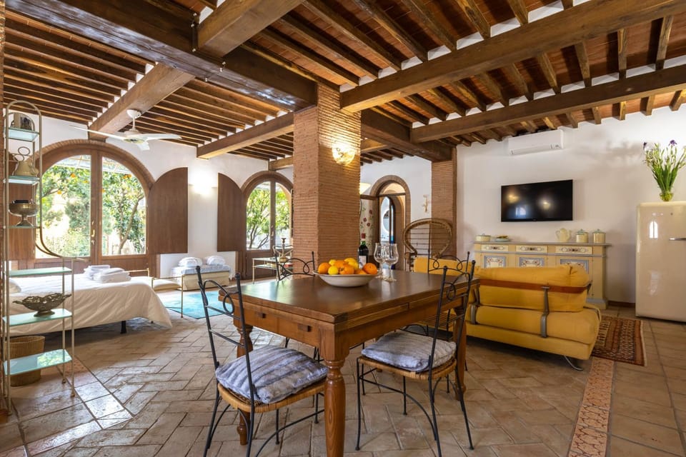 Communal lounge/ TV room, TV and multimedia, Living room, Seating area, Dining area