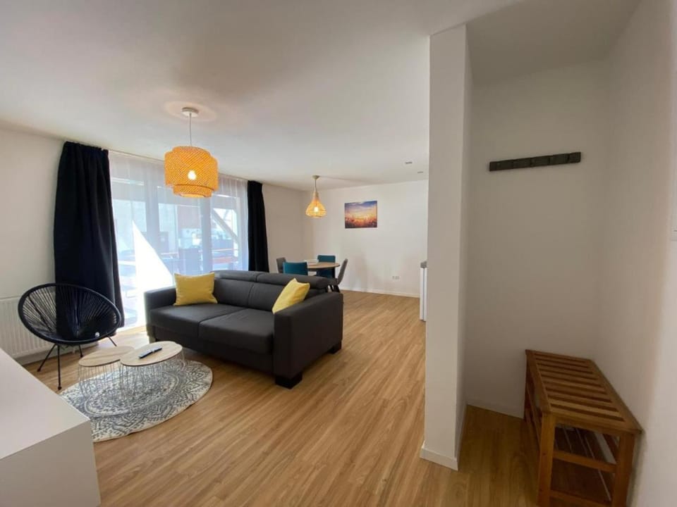 Bed, TV and multimedia, Living room, Photo of the whole room, Seating area, Bedroom