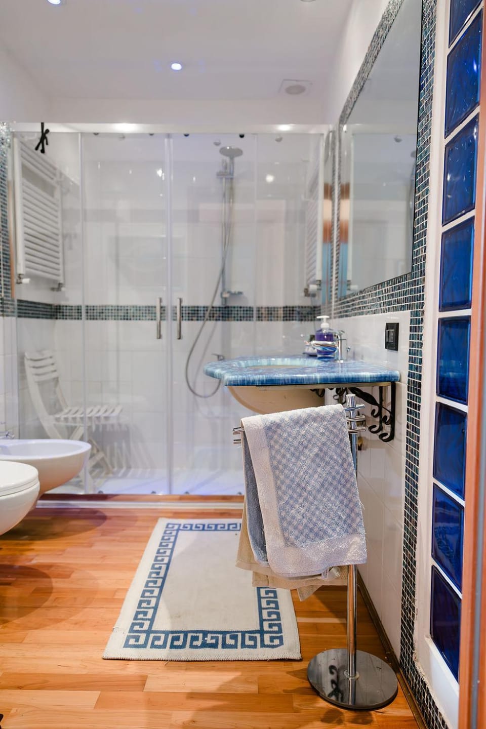 Shower, Toilet, Bathroom, towels