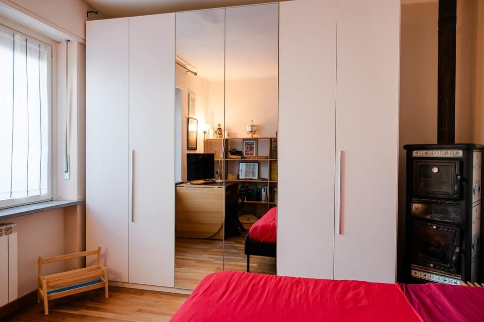 Photo of the whole room, Bedroom, wardrobe