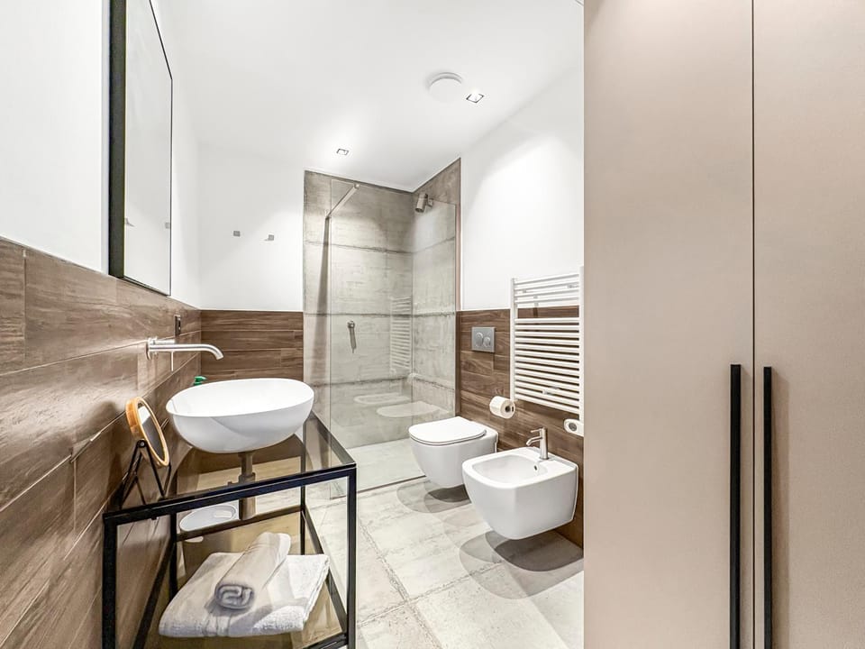 Shower, Toilet, Bathroom, bidet, heating, towels, washing machine, air conditioner