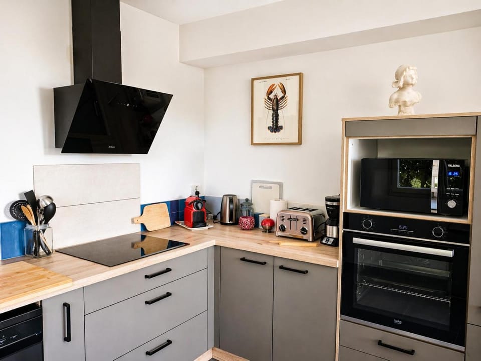 Coffee/tea facilities, microwave, oven, stove, toaster