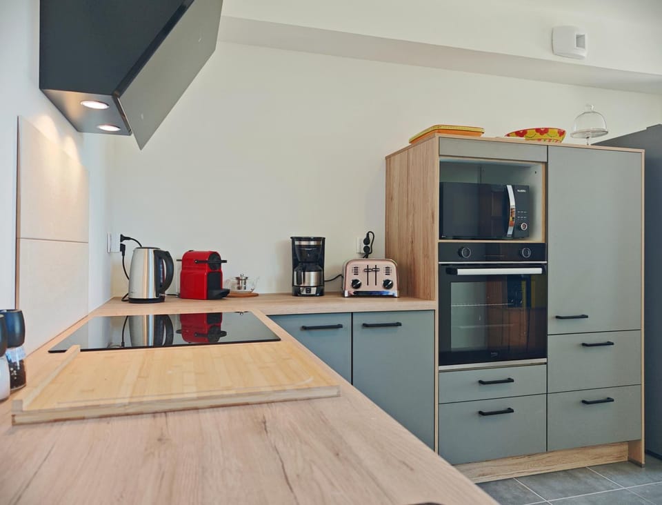 Coffee/tea facilities, oven, stove, toaster