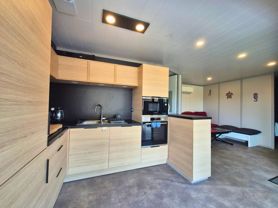 Coffee/tea facilities, dishwasher, microwave, oven, washing machine