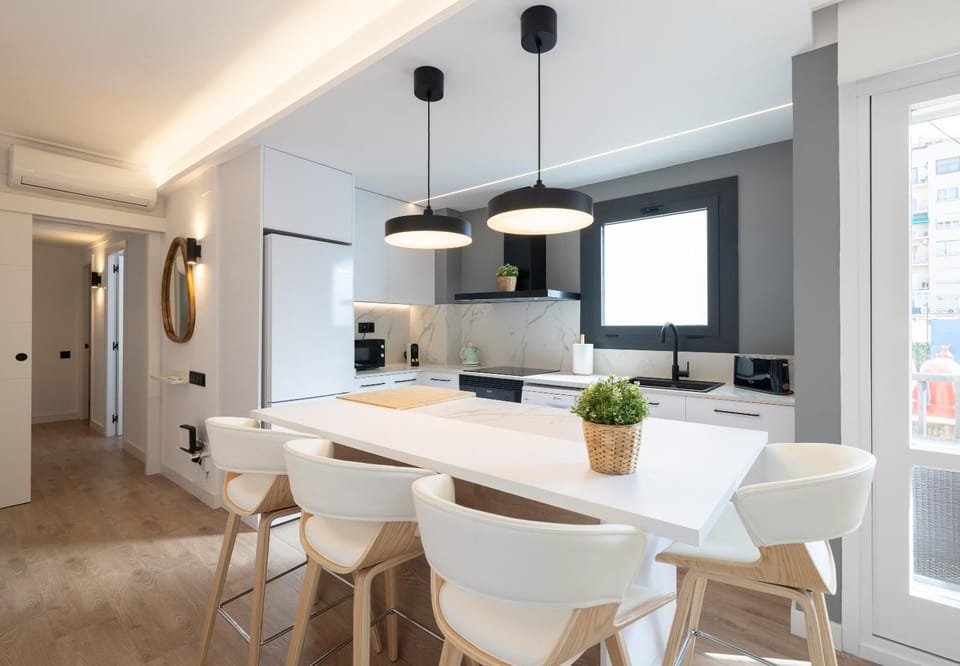 Kitchen or kitchenette, Dining area