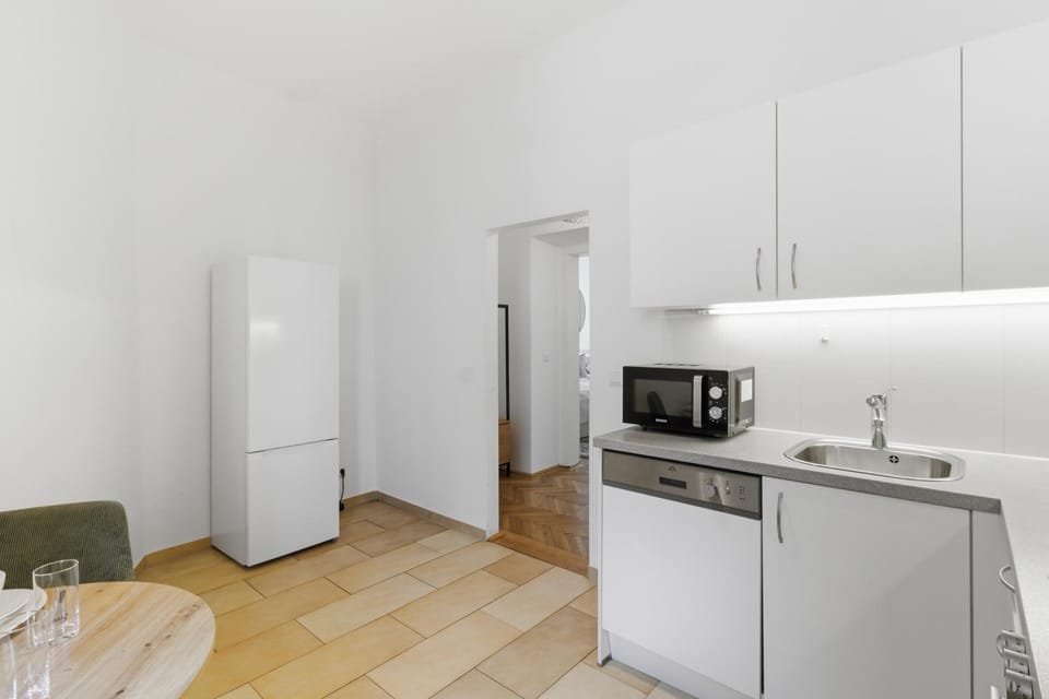 Bright - 3BR - Fast Wifi - At Bus and Tram Station Apartment in Vienna