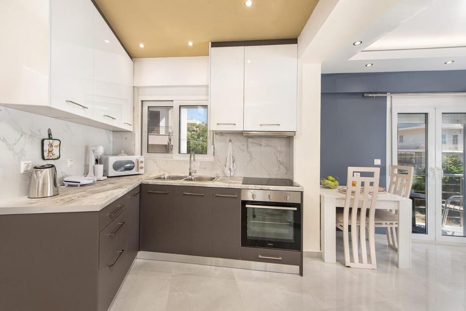 Kitchen or kitchenette, Dining area, oven, stove