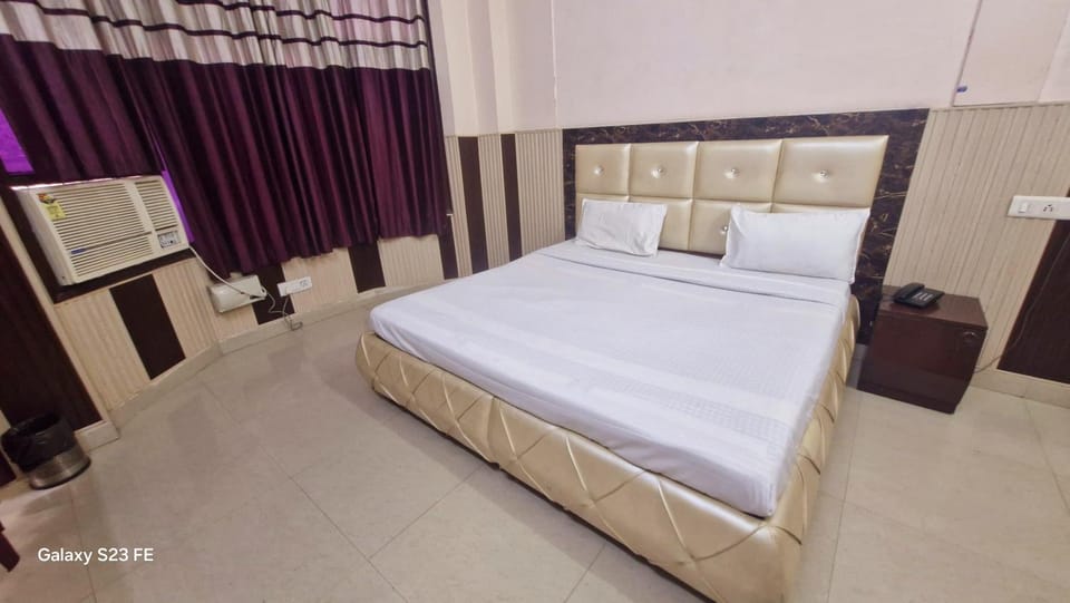 Bed, Photo of the whole room, Bedroom, air conditioner