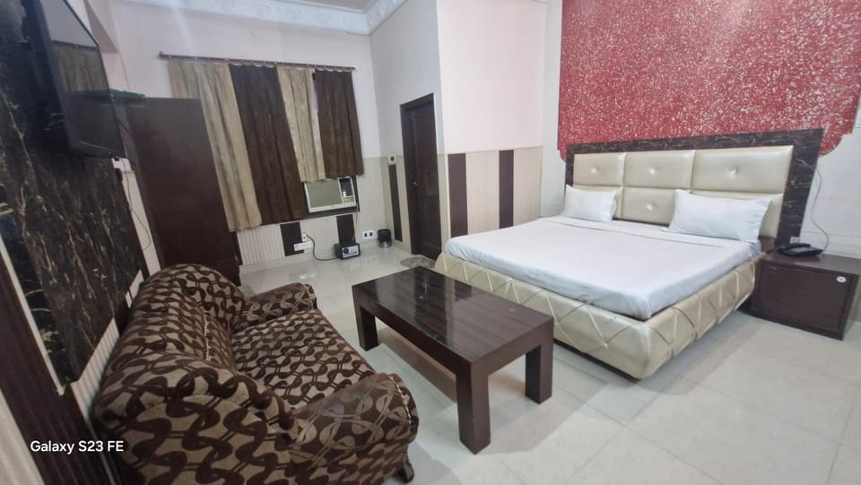 Bed, TV and multimedia, Photo of the whole room, Seating area, Bedroom, air conditioner