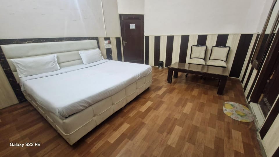 Bed, Photo of the whole room, Bedroom, air conditioner