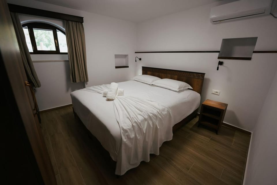 Photo of the whole room, air conditioner