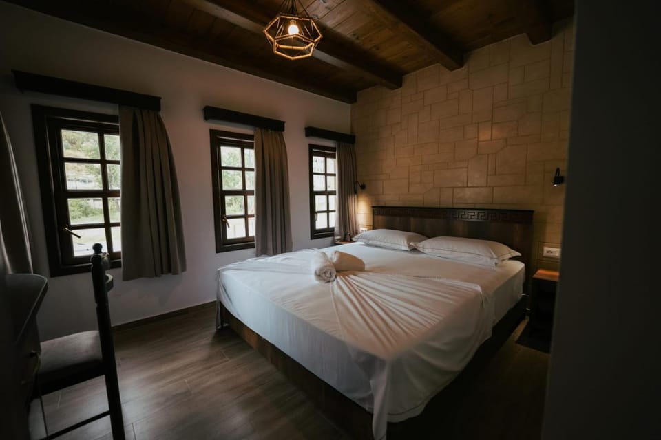 Photo of the whole room, Bedroom, River view