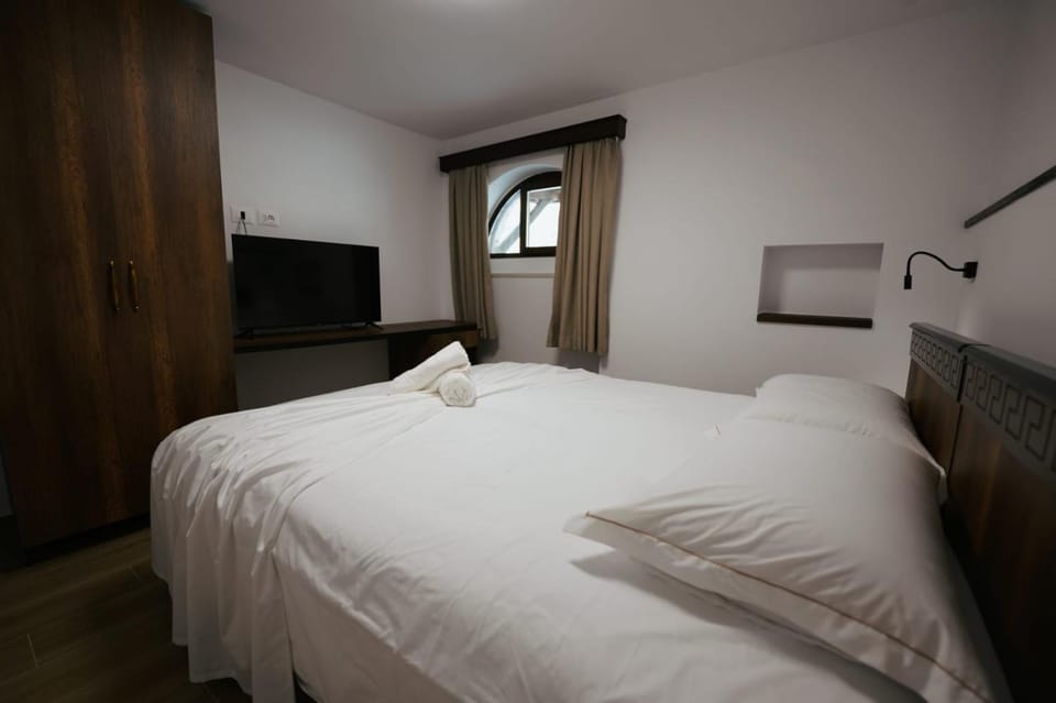 TV and multimedia, Photo of the whole room, Bedroom