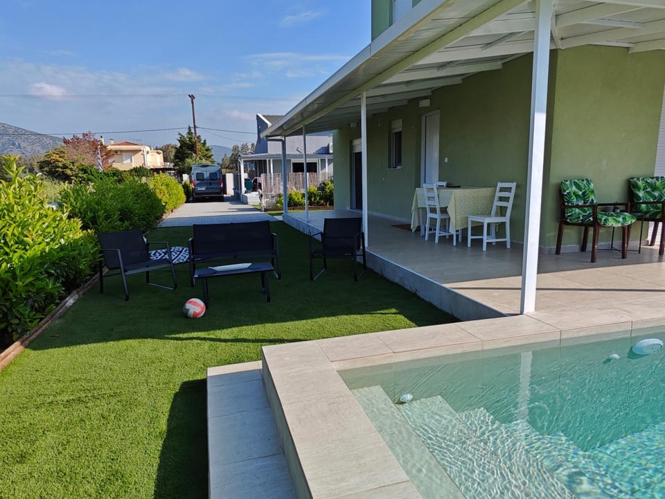 Property building, Patio, Day, Natural landscape, Garden, Dining area, Garden view, Pool view, Swimming pool