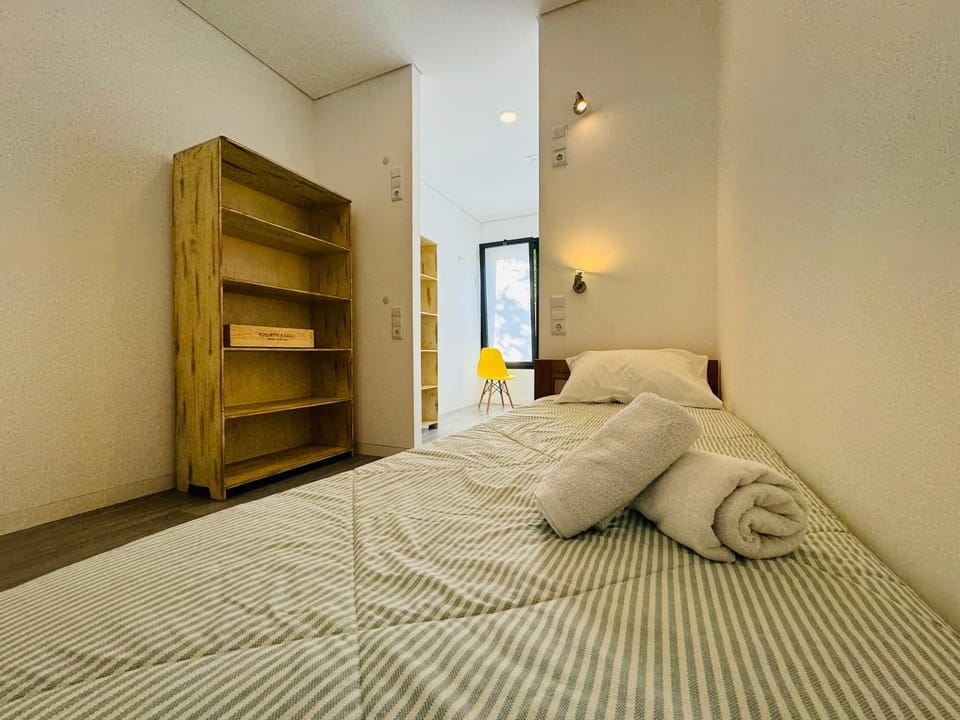 Bed, Bedroom, towels