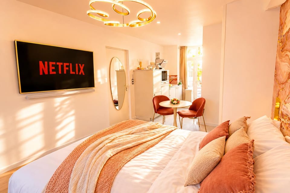 Bed, TV and multimedia, Living room, Photo of the whole room, Seating area, Bedroom