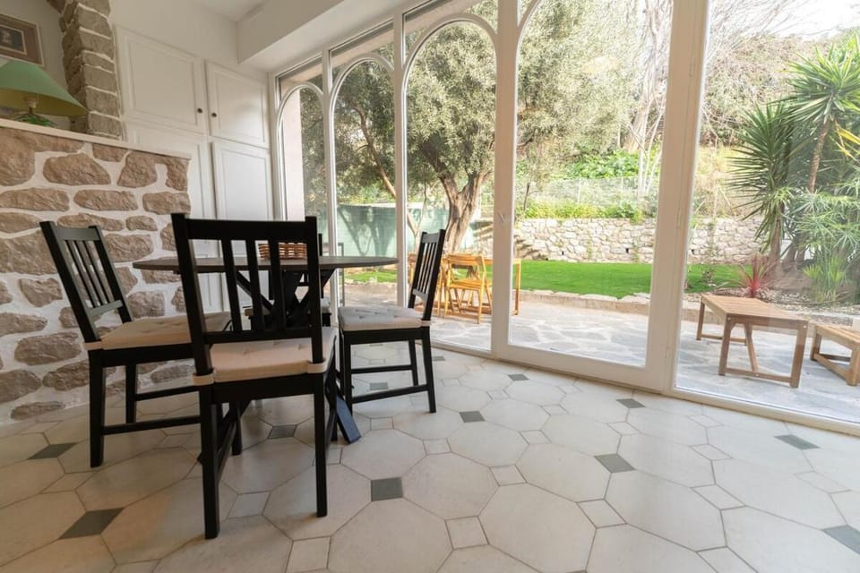 Magnifique rez de jardin Nice Port Apartment in Nice