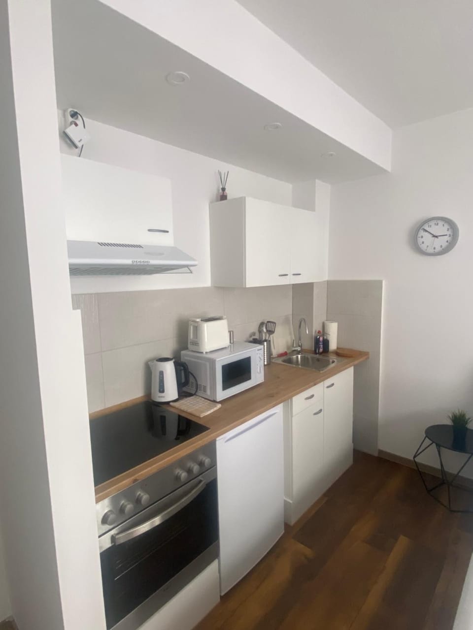 Zentral gelegene schöne Wohnung in Bremen Mitte, neu renoviert, direkte Nähe zum Klinikum im Viertel , Balkon Apartment in Bremen