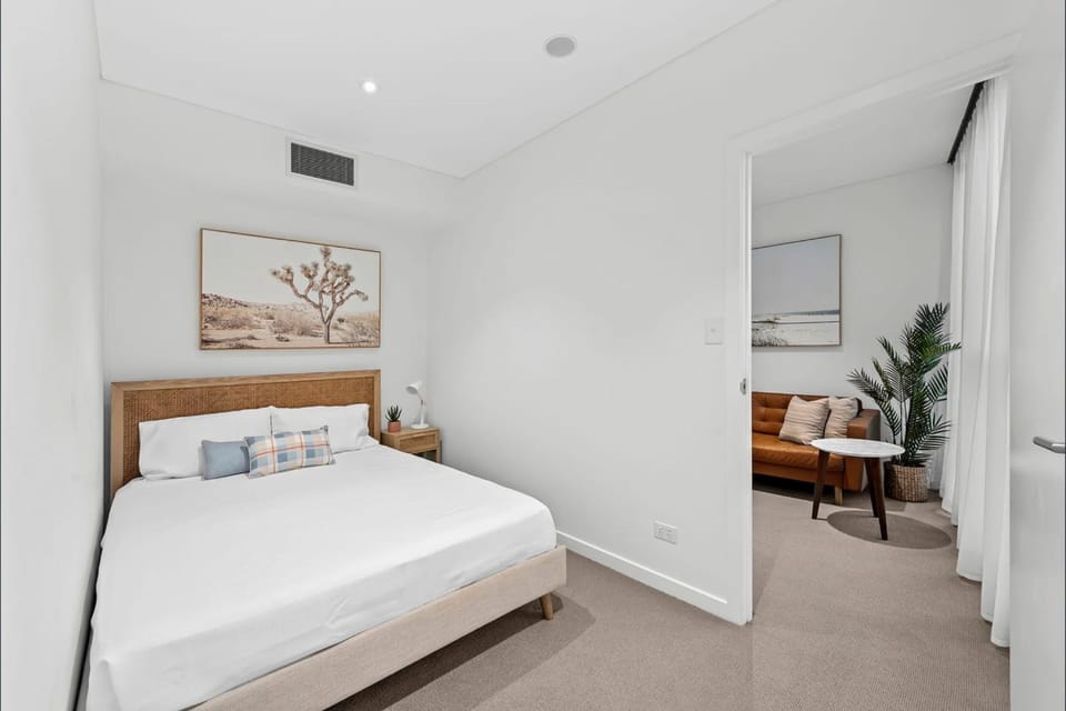 Bed, Photo of the whole room, Seating area, Bedroom
