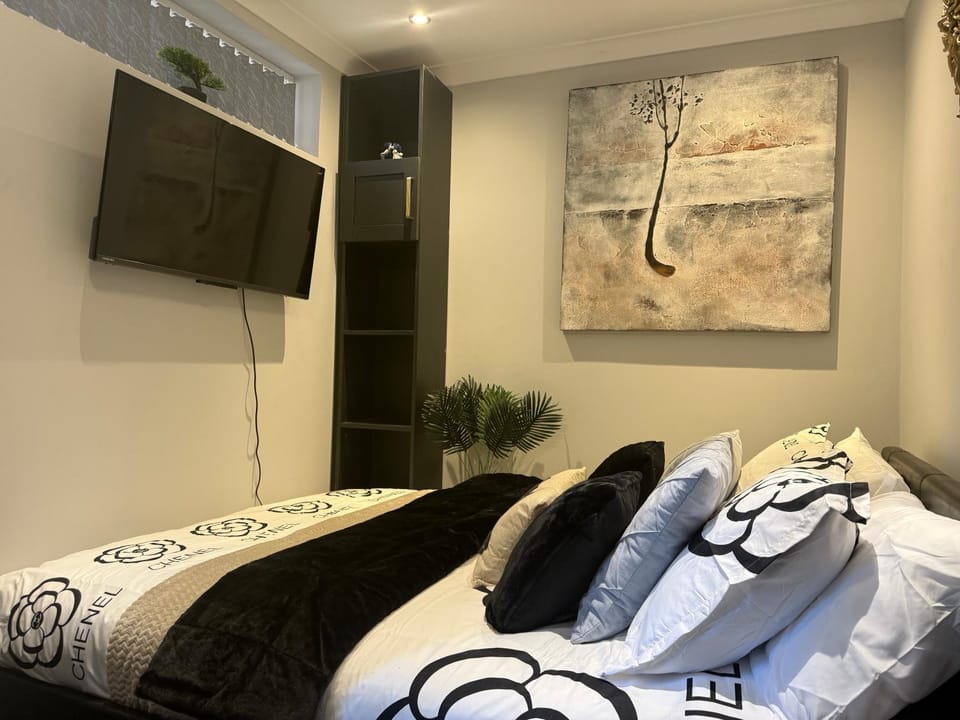 Bed, TV and multimedia, Photo of the whole room, Bedroom