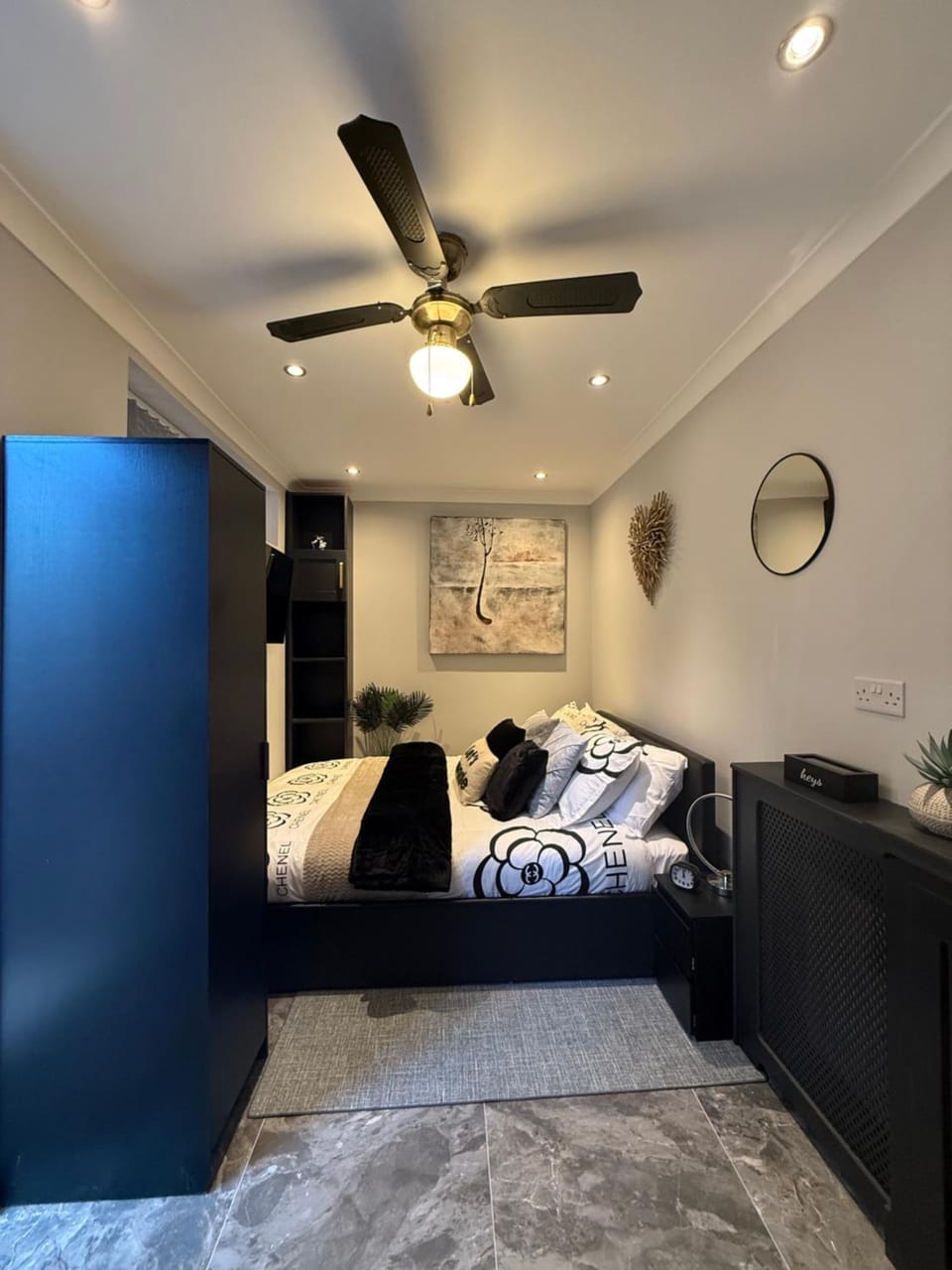 Bed, Living room, Photo of the whole room, Seating area, Bedroom