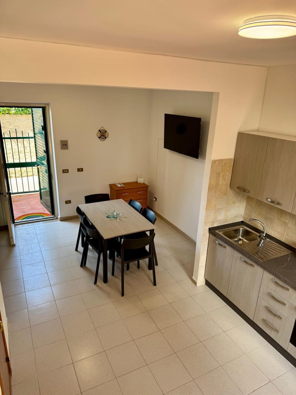 Kitchen or kitchenette, Dining area