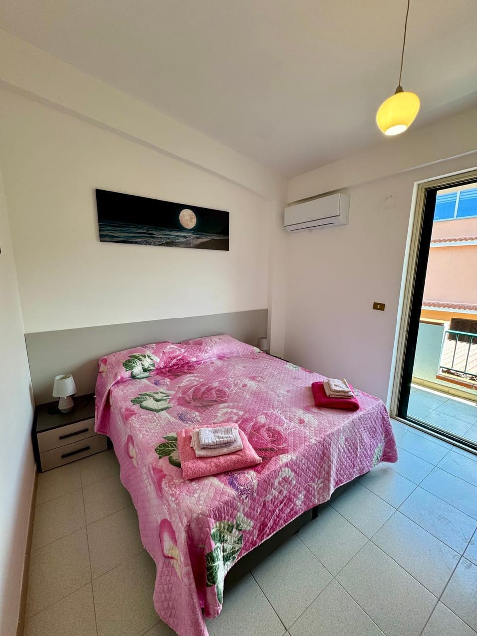 Bed, Photo of the whole room, Bedroom, air conditioner