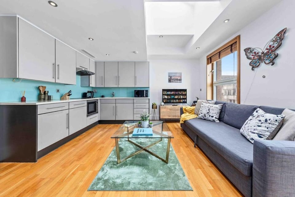 Kitchen or kitchenette, Living room, Seating area, Dining area, oven, stove