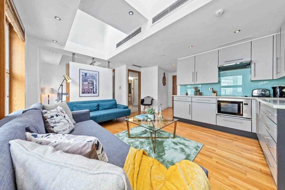 Kitchen or kitchenette, Living room, Seating area, Dining area, stove