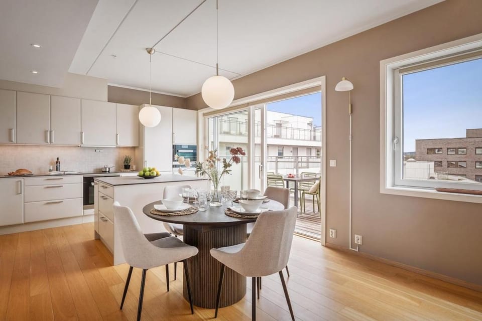 Kitchen or kitchenette, Dining area