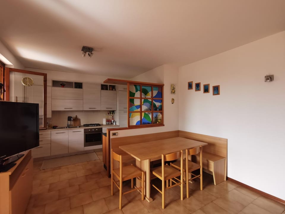 Kitchen or kitchenette, Seating area, Dining area