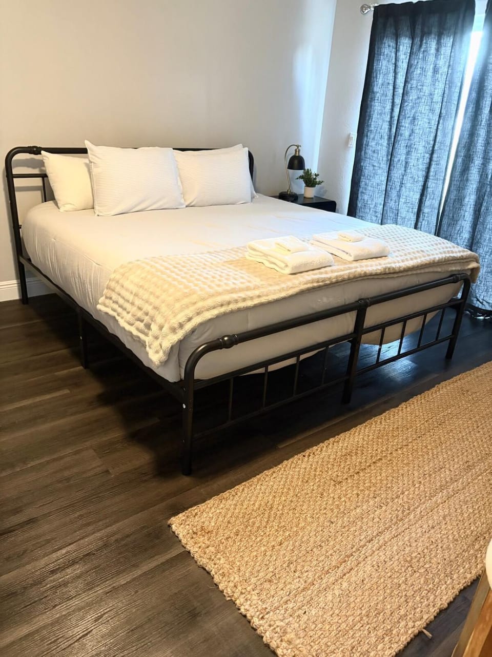 Beautiful Guest Suite with Private Driveway and Entrance Apartment in Forest City