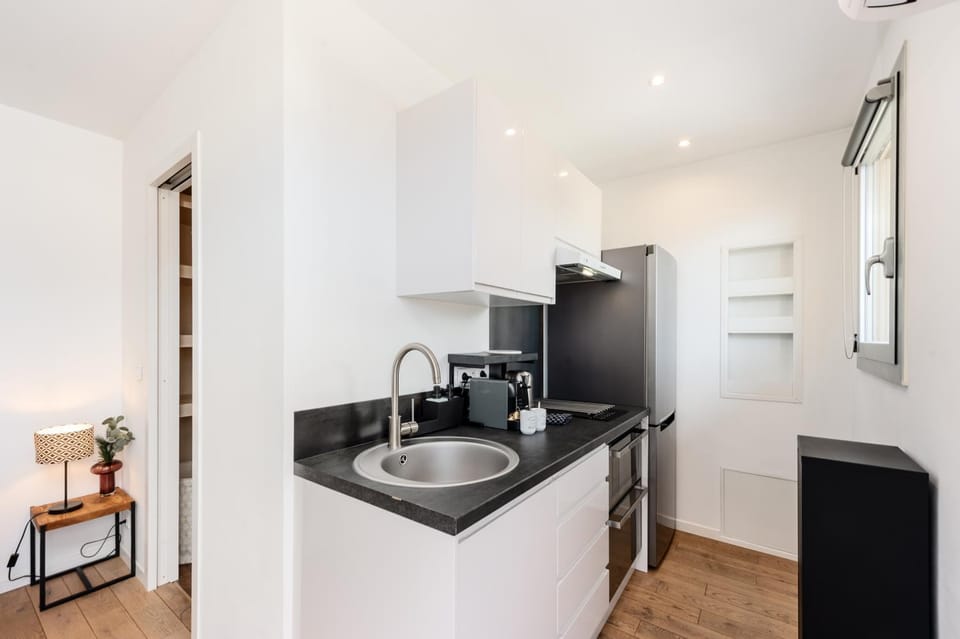 Coffee/tea facilities, Kitchen or kitchenette, oven, stove, toaster
