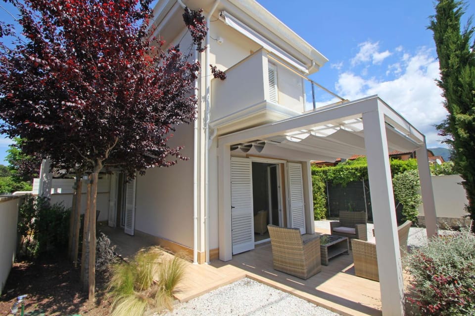 Property building, Garden, On site