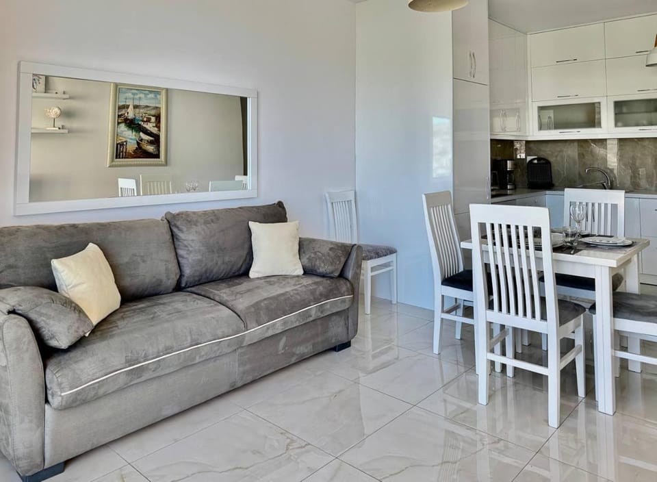 Kitchen or kitchenette, Living room, Seating area, Dining area