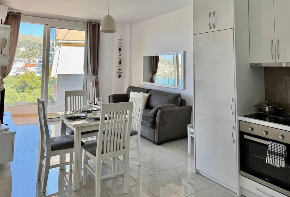 Kitchen or kitchenette, Living room, Seating area, Dining area, minibar, oven, stove