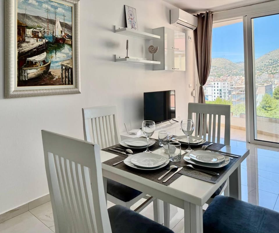 Natural landscape, TV and multimedia, Living room, Seating area, Dining area, Mountain view