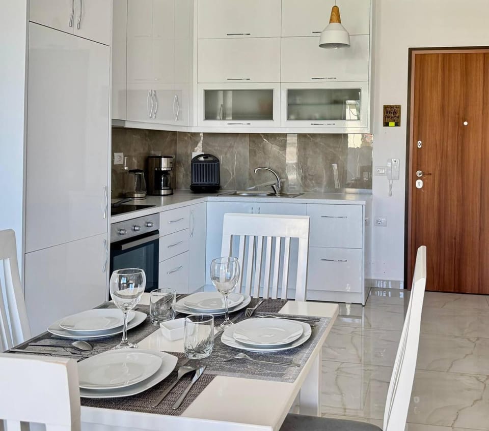 Kitchen or kitchenette, Dining area, stove